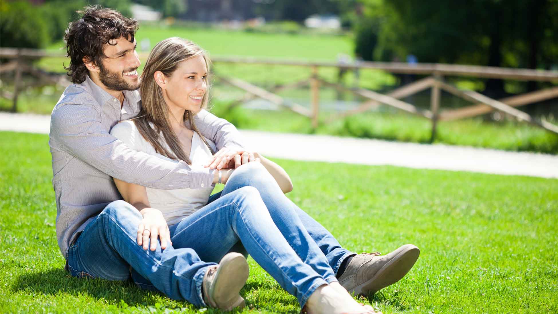 Пару 9. Two people hugging sitting. A guy and a girl are sitting on the grass.